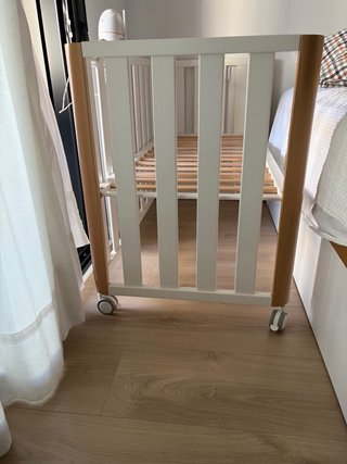 Cuna de bebé blanca y madera