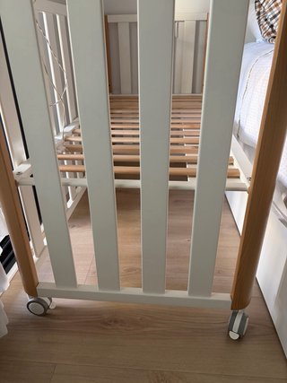 Cuna de bebé blanca y madera