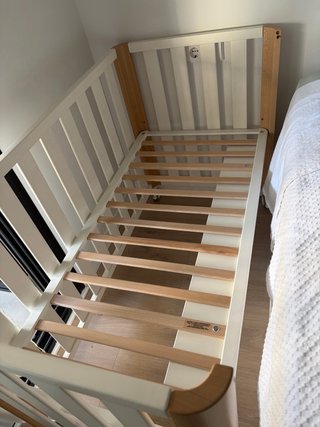 Cuna de bebé blanca y madera