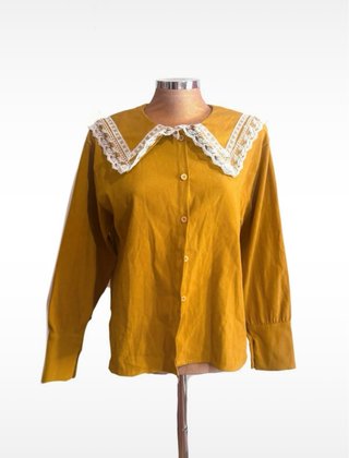 Blusa vintage mostaza cuello encaje