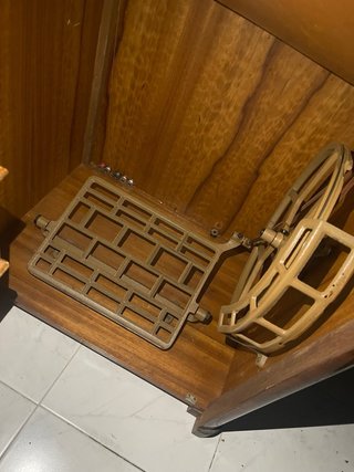 Mueble de madera para máquina de coser
