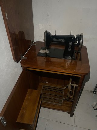 Mueble de madera para máquina de coser
