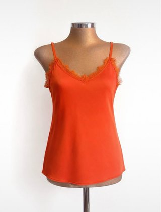 Top lencero naranja con encaje