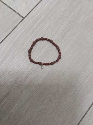 Pulsera de abalorios marrón con charm plateado