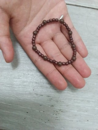 Pulsera de abalorios marrón con charm plateado