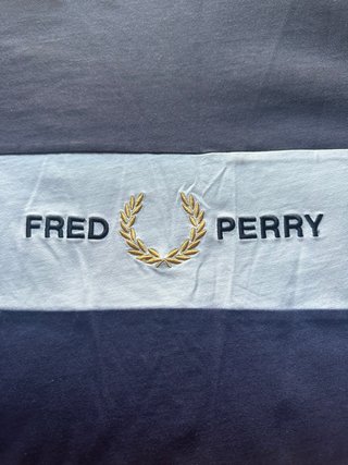 T-shirt Fred Perry azul e preta