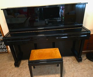 Piano de pared MAEARI negro, y banqueta a juego.