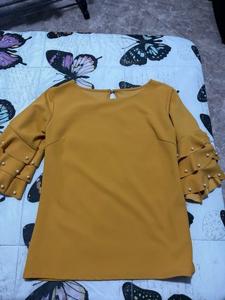Blusa amarilla con perlas