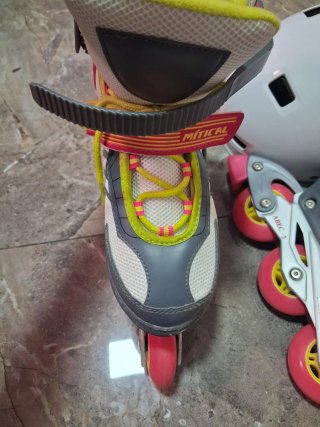 Patines en línea y casco blanco