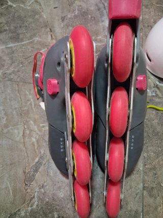Patines en línea y casco blanco