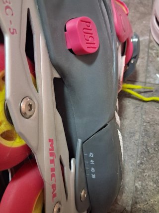 Patines en línea y casco blanco
