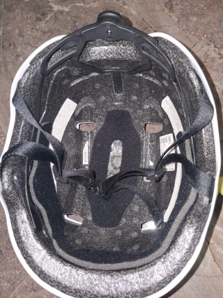Patines en línea y casco blanco