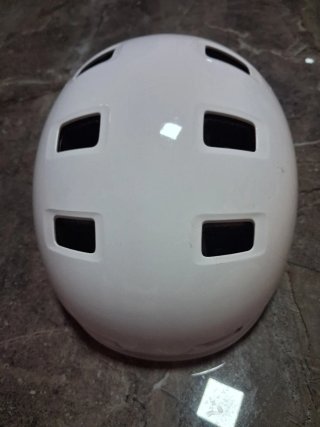 Patines en línea y casco blanco
