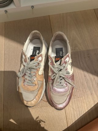 Golden Goose zapatillas doradas y blancas