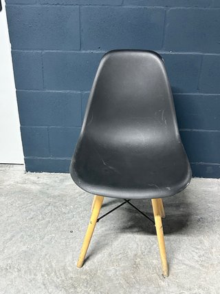 Sillas negras de plástico y madera Juego de cuatro
