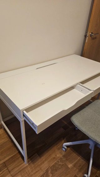 Escritorio blanco con cajones