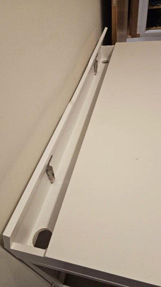Escritorio blanco con cajones
