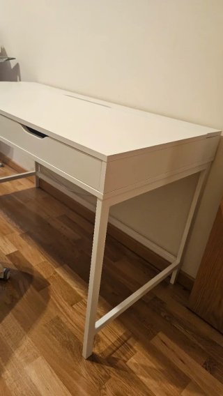 Escritorio blanco con cajones