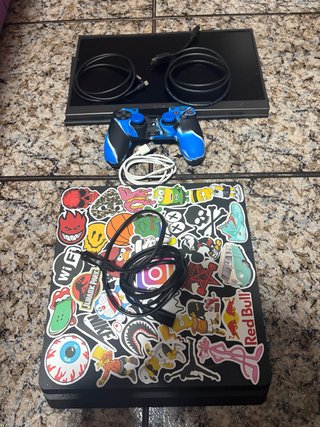 PS4 con pantalla portátil, mando y cables