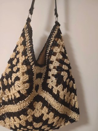 Bolso tipo crochet beige y negro