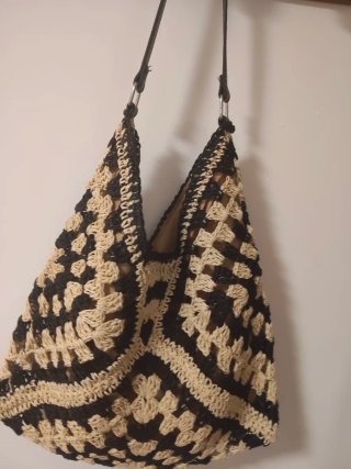 Bolso tipo crochet beige y negro