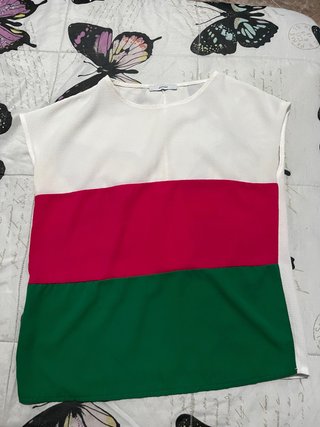 Blusa blanca, fucsia y verde
