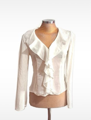 Blusa blanca elegante con volantes