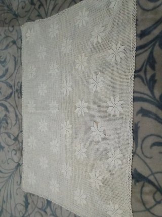 Paño de mesa blanco con flores