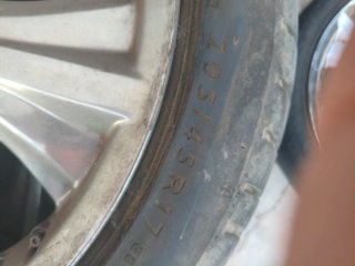 Llantas de aluminio 17 pulgadas, con neumáticos.
