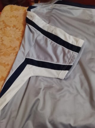 Chaqueta deportiva Adidas gris y blanca