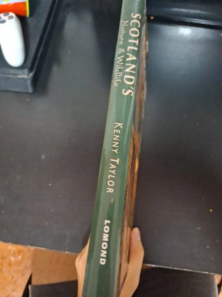 Libro de la fauna y flora de Escocia.