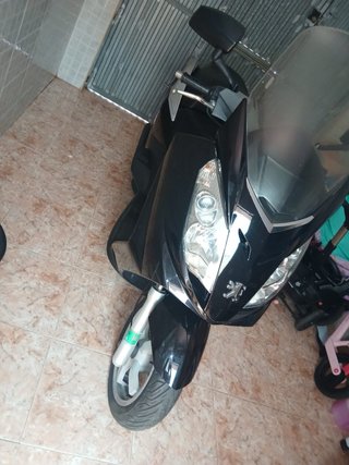 Moto Scooter Negra y Gris