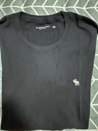 Camiseta Abercrombie & Fitch.