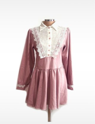 Vestido rosa con cuello de encaje