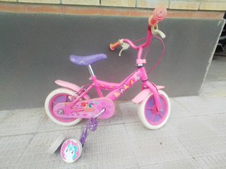 Bicicleta infantil rosa con ruedines
