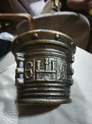 Mortero antiguo de bronce