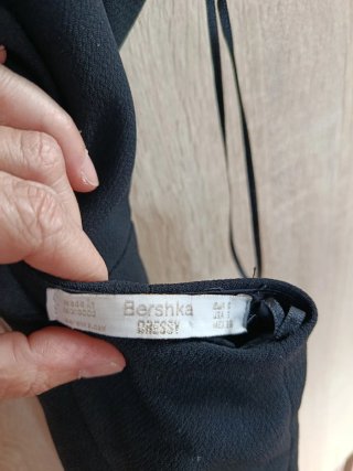 Vestido corto negro con aberturas