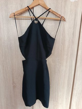 Vestido corto negro con aberturas