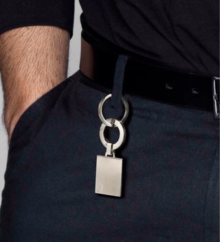 Accesorio para hombre: llavero plateado