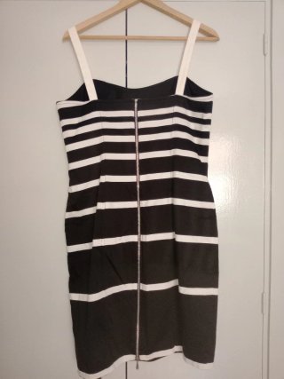 Vestido Negro con rallas blancas y Flores Multicol