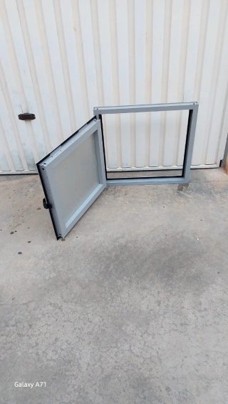 Ventana de aluminio con lamas