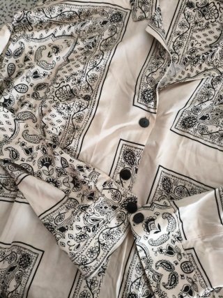 Camisa blanca estampado paisley Talla M