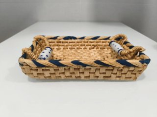 Preciosa fuente de cerámica con cesta de mimbre.