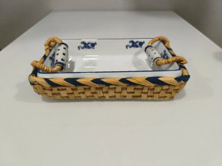 Preciosa fuente de cerámica con cesta de mimbre.