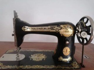 Máquina de coser SINGER antigua