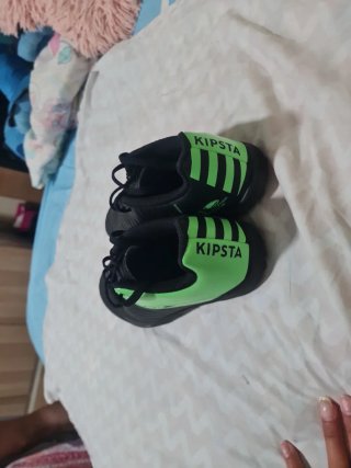 Zapatos de fútbol unisex negros y verdes