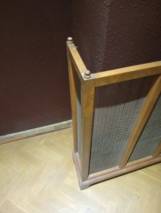Cubre radiador madera y mimbre