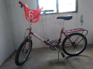Bicicleta Motoretta GAC roja con dorsal 6