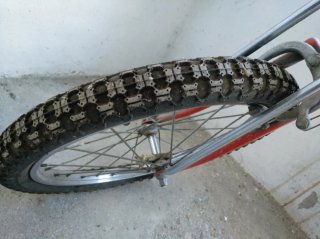 Bicicleta Motoretta GAC roja con dorsal 6