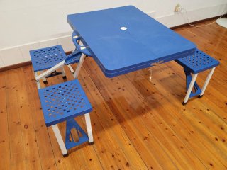 Mesa plegable azul de plástico